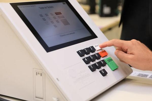 Urna eletr&ocirc;nica sendo testada.(Imagem:LR Moreira/Secom/TSE )