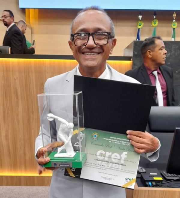 Carlos Vilarinho recebe Comenda Naila Bucar em homenagem ao Dia do Profissional da Educa&ccedil;&atilde;o.(Imagem:Divulga&ccedil;&atilde;o)