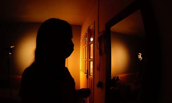 Menina vítima de estupro denuncia tio a psicólogos em escola e mãe pede medida protetiva à polícia