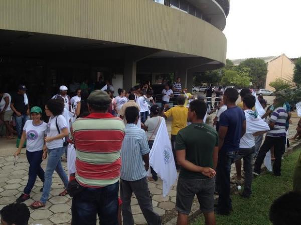 Cerca de 250 manifestantes invadem sede da Eletrobras em Teresina