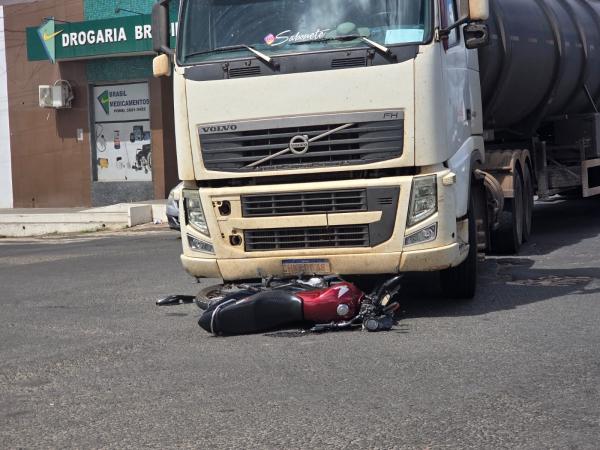 Motociclista escapa com ferimentos leves ap&oacute;s colis&atilde;o com caminh&atilde;o em Floriano.(Imagem:Divulga&ccedil;&atilde;o)