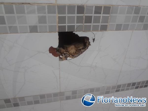  Raio atinge &aacute;rvore e danifica resid&ecirc;ncias em Floriano.(Imagem:FlorianoNews)
