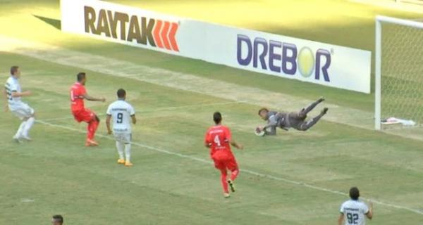 Naylson defende p&ecirc;nalti e evita gol do Cuiab&aacute;.(Imagem:Reprodu&ccedil;&atilde;o/TV Centro Am&eacute;rica)