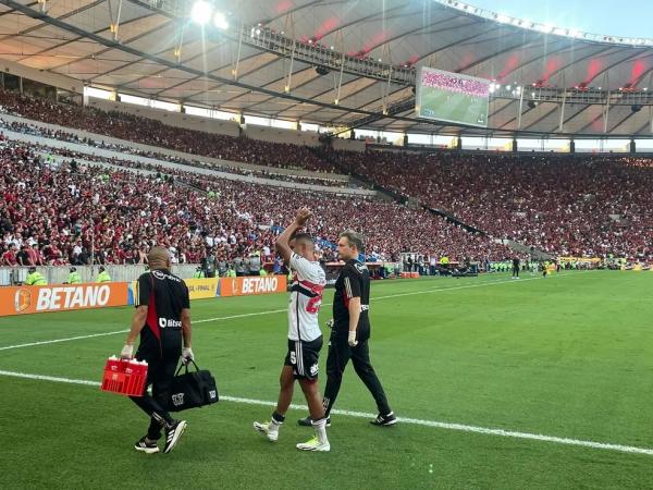 Alisson agradece aplausos dos torcedores s&atilde;o-paulinos no Maracan&atilde;.(Imagem:Felipe Ruiz)