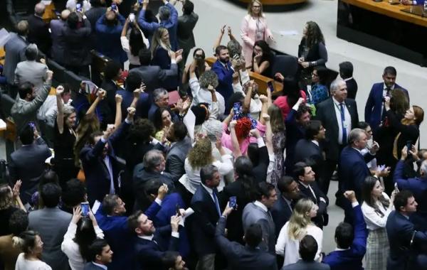 Bras&iacute;lia (DF) - Deputados favor&aacute;veis &agrave; pris&atilde;o de Chiquinho Braz&atilde;o comemoram resultado da vota&ccedil;&atilde;o. (Imagem: Lula Marques/ Ag&ecirc;ncia Brasil)