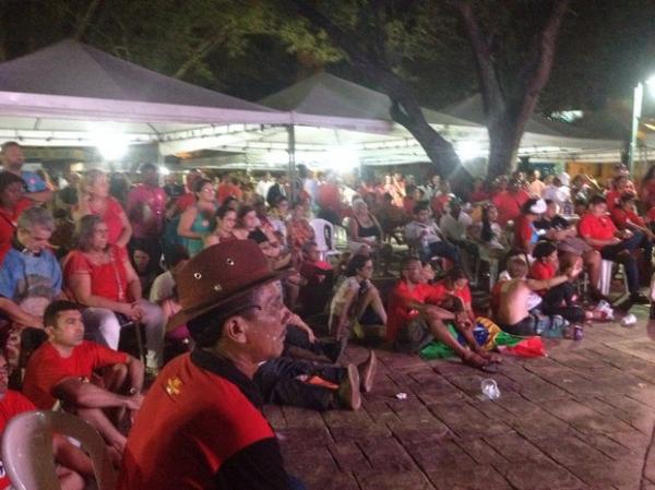 Manifestantes contr&aacute;rios ao impeachment assistem vota&ccedil;&atilde;o em Teresina.(Imagem:Catarina Costa/G1 PI)