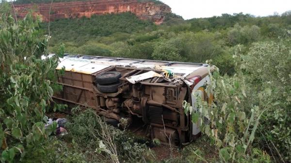 Ônibus, caminhão e carreta tombam e deixam quatro feridos em São Raimundo Nonato, Sul do Piauí