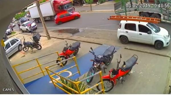 Automóvel é arrastado por carreta em Timon