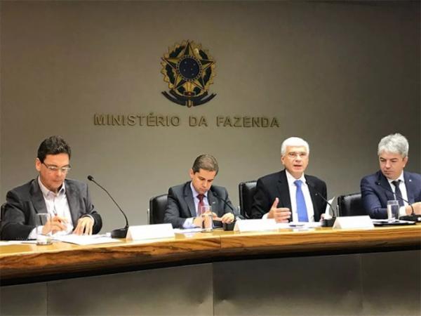 Governo cancela gastos públicos e corta benefícios ao exportador para viabilizar diesel mais barato