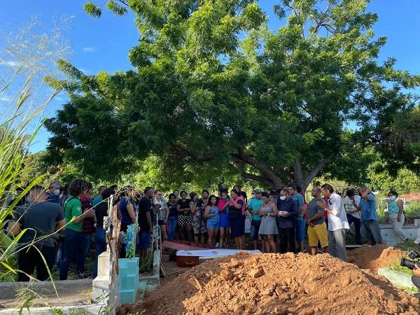  Sepultamento de Jana&iacute;na da Silva Bezerra.(Imagem:Josiane Sousa/ TV Clube )