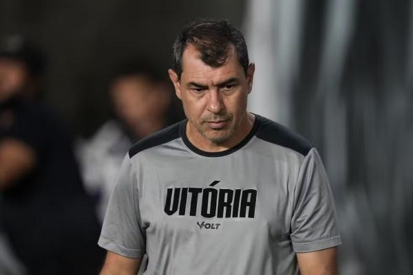 Vitória demite técnico Fábio Carille após derrota de goleada para o Flamengo