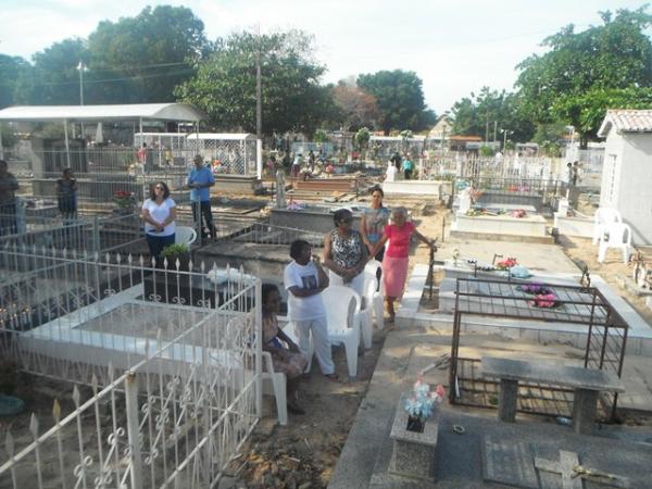 Missas e visitas aos cemit&eacute;rios marcam o Dia de Finados em Floriano.(Imagem:FlorianoNews)