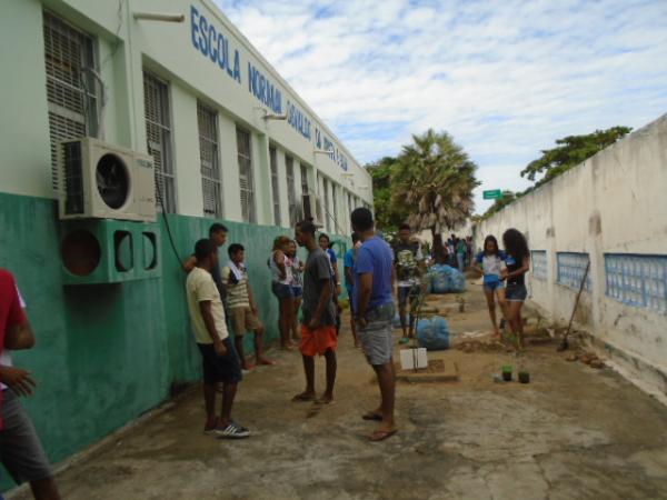 Alunos fazem mutir&atilde;o para revitalizar escola de Floriano.(Imagem:FlorianoNews)