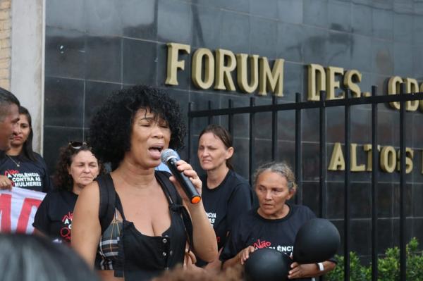 Mulheres fazem protesto diante do F&oacute;rum de Altos em apoio a v&iacute;timas de viol&ecirc;ncia.(Imagem:Andr&ecirc; Nascimento/ G1 PI)