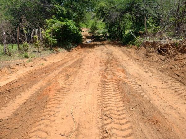 Prefeitura de Floriano recupera estradas na região do Miroró