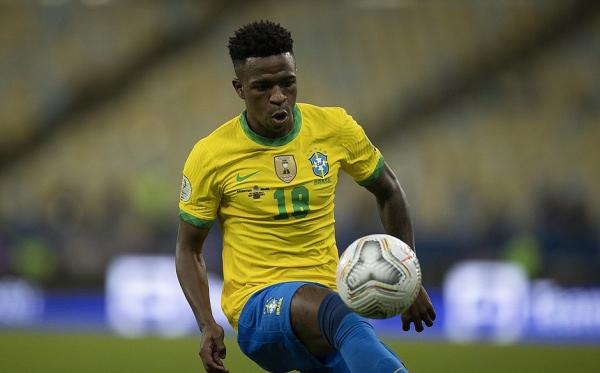 Vini Jr e 4 jogadores se apresentam à Seleção Brasileira para confrontos