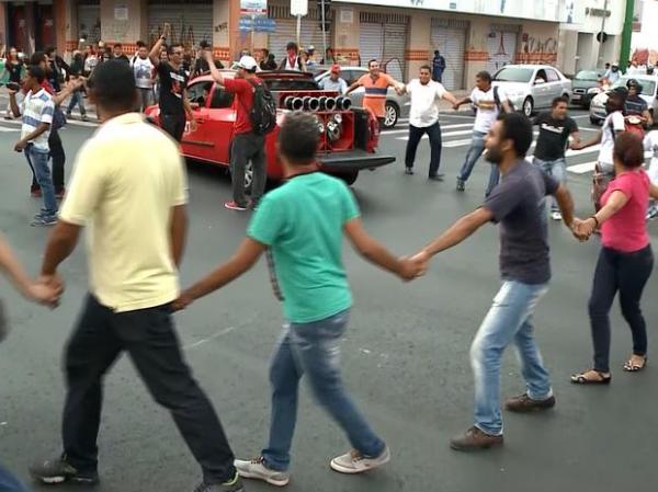 Manifestantes ocupam Frei Serafim contra aumento da tarifa de ônibus