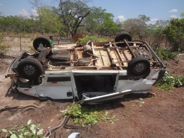 Van capota na BR-343 e deixa cinco pessoas feridas