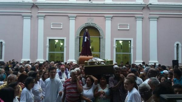 Centenas de fiéis relembram a dor de Jesus na Procissão do Senhor Morto em Teresina