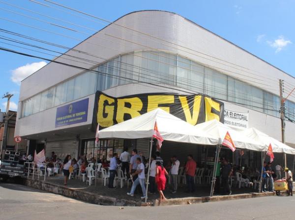 Em greve há 26 dias, servidores da Justiça Federal fazem protesto no PI