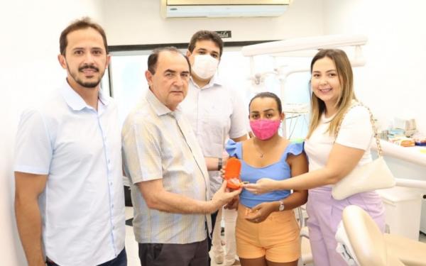 Primeiros beneficiados começam a receber próteses dentárias em Floriano