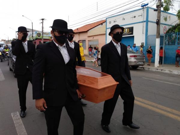 Empresários recriam "meme do caixão" e doam máscaras em ato contra a Covid-19 em Floriano