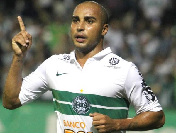 Deivid comemora gol do Coritiba contra o N&aacute;utico.(Imagem: Franklin de Freitas / Ag&ecirc;ncia Estados)