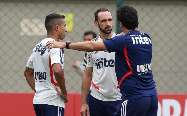 Fernando Diniz com Igor Vin&iacute;cius e Juanfran em treino do S&atilde;o Paulo.(Imagem:Divulga&ccedil;&atilde;o/S&atilde;o Paulo)