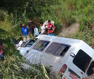 Acidente com van deixa 17 feridos na BR 135 em Cristino Castro