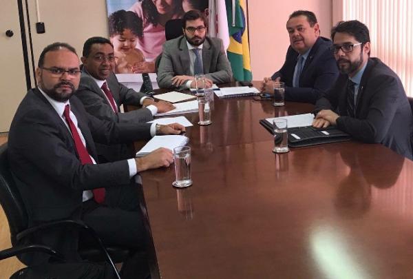 Projeto de urbanização da Avenida Fauzer Bucar é entregue ao presidente da FUNASA