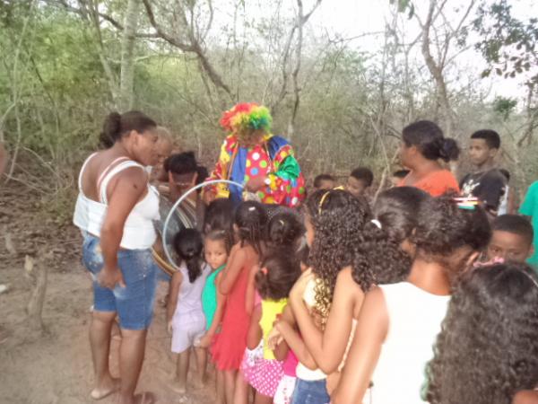 Palha&ccedil;o Carrapeta distribui presentes e alegria na zona rural de Floriano.(Imagem:FlorianoNews)