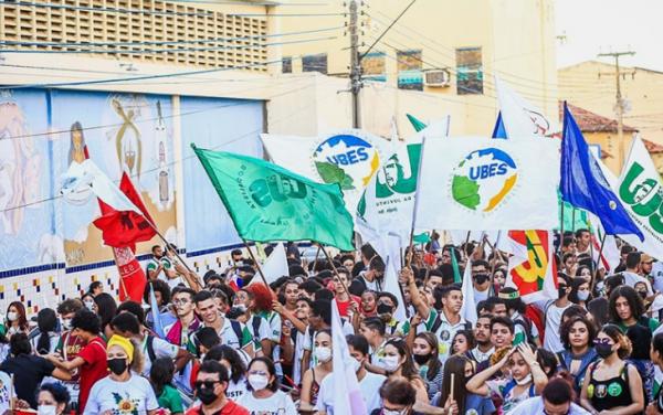 Alunos e professores do IFPI e UFPI param ruas e realizam manifestação contra cortes na educação..(Imagem:Renato Andrade/Cidadeverde.com)