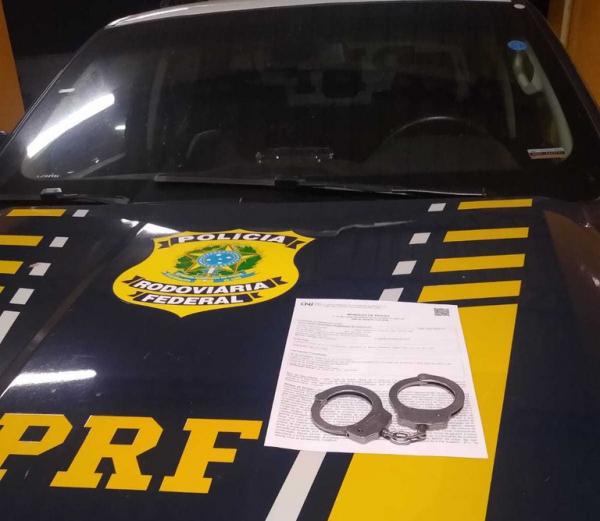 Com mandado de prisão por não pagar pensão alimentícia, caminhoneiro é preso pela PRF em Floriano