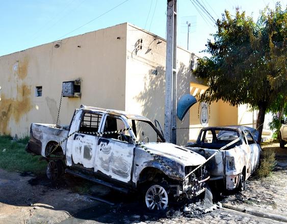 Carros são incendiados no pátio da delegacia de Jaicós