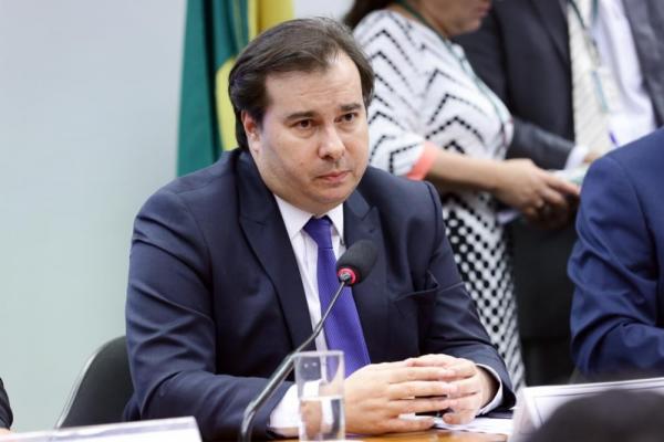 Em nome da Câmara, Rodrigo Maia pede desculpas à China por ataque de Eduardo Bolsonaro