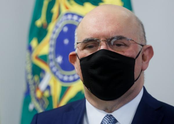 Ministro da educação diz que está com início de pneumonia