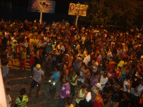 J&aacute; eram mais de 6:30h da noite e o bingo ainda n&atilde;o havia come&ccedil;ado, o povo j&aacute; reclamava(Imagem:reda&ccedil;&atilde;o)