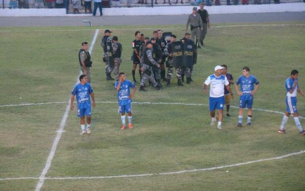 Trio de arbitragem saiu escoltado de campo e foi alvo de arremesso de objetos.(Imagem:Wenner Tito)
