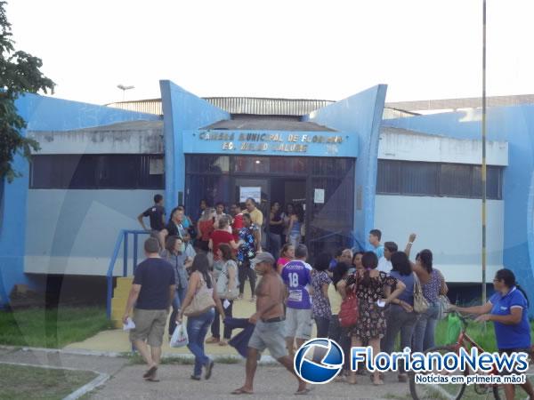 Professores decidem voltar às aulas terça-feira (24)