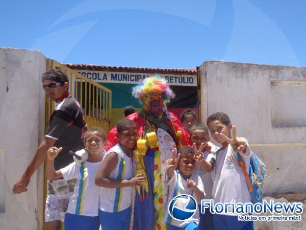 Escola Municipal Get&uacute;lio Vargas promove programa&ccedil;&atilde;o especial na Semana da Crian&ccedil;a.(Imagem:FlorianoNews)