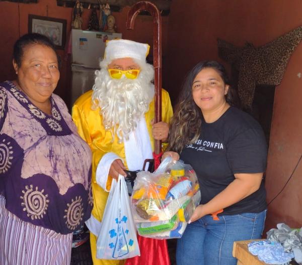 Rep&oacute;rter Amarelinho se veste de Papai Noel para manter viva a magia do Natal em Floriano.(Imagem:FlorianoNews)