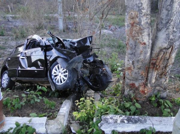Uma pessoa morre e outra fica ferida ap&oacute;s carro colidir em &aacute;rvore no Piau&iacute;.(Imagem: Silvio Vieira/cliquepiripiri)