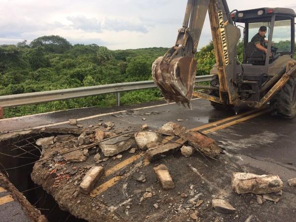 Exército começa obra de recuperação em ponte interditada entre os litorais do CE e PI
