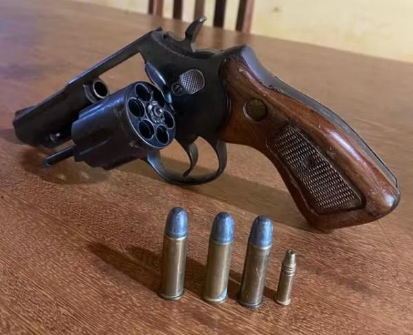 Durante a opera&ccedil;&atilde;o, uma pessoa foi presa por posse de arma de fogo ilegal.(Imagem:Divulga&ccedil;&atilde;o/Pol&iacute;cia Federal)
