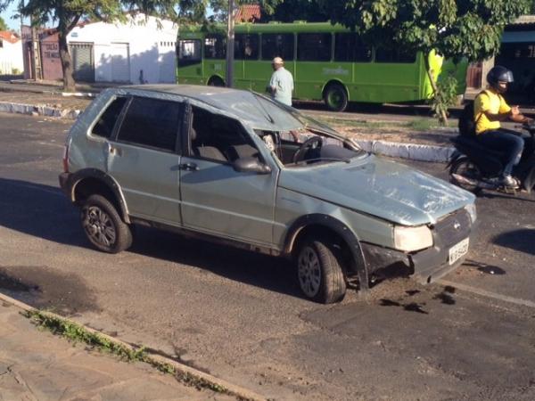 Carro capota na Zona Sul de Teresina e motorista sai sem atendimento