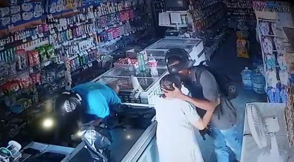 Vídeo mostra assaltante beijando idosa durante roubo no Piauí: "não quero seu dinheiro"