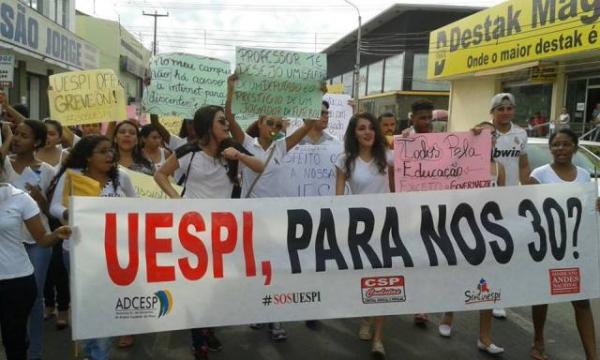 Professores e acad&ecirc;micos da UESPI participam de manifesta&ccedil;&atilde;o em Floriano.(Imagem:Geufran Rafael)