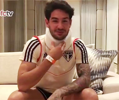 Pato é diagnosticado com lesão e usará colar cervical