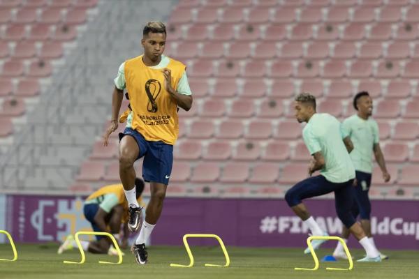 Escalação da Seleção: Rodrygo vence disputa com Everton Ribeiro e será titular contra Camarões