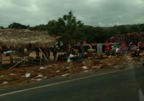 Caminh&atilde;o carregado de frutas e verduras tomba na BR-316.(Imagem:Divulga&ccedil;&atilde;o)